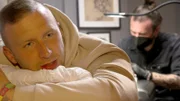 Sascha begleitet seinen Kumpel Dennis zum Tattootermin. Was lässt er sich stechen?