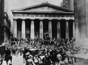 Am "Schwarzen Freitag" 1929 stürzen an der Wall Street in New York die Aktienkurse ins Bodenlose.