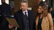 Sonny Carisi (Peter Scanavino) und Olivia Benson (Mariska Hargitay). Die einzige Studentin in einem ansonsten rein aus männlichen Studenten bestehenden Debattierteam wird auf der Fahrt zu einem Wettbewerb Opfer eines Angriffs. Fin vermutet, dass ein Zeuge in dem Fall nicht die Wahrheit sagt.