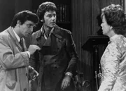 "Columbo - Zigarren für den Chef", Der Unternehmer David Bruckner will seinen Chemiekonzern verkaufen. Sein Neffe und Mitarbeiter Roger Stanford könnte seine Pläne eventuell durchkreuzen. Deshalb stellt Bruckner Nachforschungen über Rogers Vergangenheit an. Damit will er den missliebigen Neffen erpressen. Roger wehrt sich auf seine berechnende Art dagegen. Er hat allerdings die Rechnung ohne Lt. Columbo gemacht.Im Bild (v.li.): Ida Lupino (Doris Bruckner), Peter Falk (Lt. Columbo), Roddy McDowall (Roger).