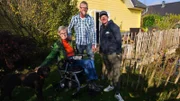 Kristin (l.) und Christoph mit Labradorhündin "Meggi" und Trainerin Melle Hofmann +++ Die Verwendung des sendungsbezogenen Materials ist nur mit dem Hinweis und Verlinkung auf RTL+ gestattet.