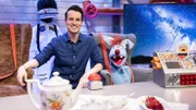 Woozle will zum Woopiter fliegen. Doch weil er normale Raumschiffe viel zu ungemütlich findet, hat er das Studio in sein persönliches Luxusraumschiff verwandelt. Neben gemütlichen Sesseln gibt es natürlich Kaffee und Kuchen, denn so eine Reise durchs All soll doch vor allem genossen werden, findet Woozle.