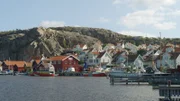 Der Ort Fjällbacka gilt als einer der schönsten der schwedischen Nordseeküste – der rund 74 Meter hohe Vetteberg prägt das Ortsbild.