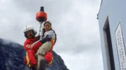 Florian Lenz (Jo Weil) bringt Karoline (Sophie Pflügler) in Sicherheit.