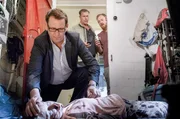 Die Anwältin Celine Berger wird als vermisst gemeldet. In ihrem Haus stellt die Polizei Spuren eines Kampfes sicher. Den Aussagen ihres Ehemanns Hendrik Berger (Tino Mewes, hi. r.) trauen Lars Englen (Ingo Naujoks, l.) und Finn Kiesewetter (Sven Martinek, hi.l.) nicht. Schließlich finden sie Celine Berger (Odine Johne, liegend) schwer verletzt in einem Abstellraum im Keller des Hauses. Die Anwältin Celine Berger wird als vermisst gemeldet. In ihrem Haus stellt die Polizei Spuren eines Kampfes sicher. Den Aussagen ihres Ehemanns Hendrik Berger (Tino Mewes, hi. r.) trauen Lars Englen (Ingo Naujoks, l.) und Finn Kiesewetter (Sven Martinek, hi.l.) nicht. Schließlich finden sie Celine Berger (Odine Johne, liegend) schwer verletzt in einem Abstellraum im Keller des Hauses.