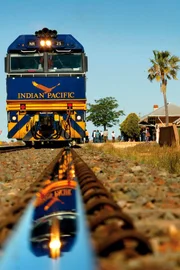 Zwischenstopp im Outback. Über vierhundert Kilometer führen die Gleise hier schnurgeradeaus.