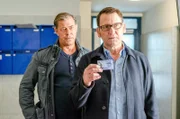 Der Direktor eines renommierten Lübecker Gymnasiums starb im Chemieraum auf qualvolle Weise an einer Chlorgasvergiftung. Alles deutet auf Mord hin. Finn Kiesewetter (Sven Martinek, l.) und Lars Englen (Ingo Naujoks, r.) ermitteln in einer Schulwelt, in der Schüler wie Lehrer unter einem enormen Leistungsdruck stehen.