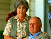 Chester (Dick Van Patten) trauert noch immer um seinen verstorbenen Schach-Freund Walt. Chesters Ehefrau Mary (Helen Siff) gibt sich Mühe, Chester wieder auf andere Gedanken zu bringen.