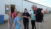 Für Elvis gibt es aber auch Grund zur Freude. Er und fünf seiner acht Kinder besuchen den Mannheimer Maimarkt. Der Maimarkt ist die größte Regionalmesse Deutschlands und findet seit 1613 statt. Er zieht jedes Jahr mehrere Hunderttausend Besucher an. Hier gibt es für jeden etwas zu sehen und zu erleben.