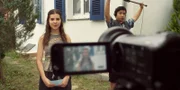 Zoe (Helena Yousefi) dreht für ein Schulprojekt einen Film zum Thema "Gender Pay Gap" und spannt Rocco (Hoang Minh Ha) voll ein.