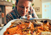 Jamie Oliver bereitet ein koreanisch inspiriertes Gochuyang-Hühnergericht zu.