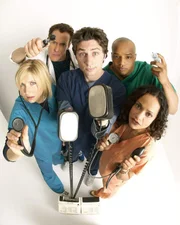 (4. Staffel) - Täglich fordert der Krankenhaus-Alltag den totalen Einsatz von den Halbgötter in Weiß: Dr. Phil Cox (John C. McGingley, 2.v.l.), Elliot (Sarah Chalke, l.), J.D. (Zach Braff, M.), Turk (Donald Faison, 2.v.r.) und Carla Espinosa (Judy Reyes, r.) ...