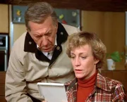 Quincy (Jack Klugman) und Vickie McGuire (Carrie Snodgress) schauen sich ein Phantombild an.