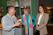 Michael "Michi" (Lars Pape) und Nina (Maria Wedig, r.) sind froh, dass Yvonne (Gisa Zach) wieder in der Stadt ist.
