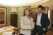 Lisa (Alexandra Neldel, l.) ist enttäuscht, als David (Mathis Künzler, r.) ihr mitteilt, dass sie weiterhin in der PR-Abteilung bei Mariella arbeiten soll. (Dieses Foto von Alexandra Neldel darf nur in Zusammenhang mit der Berichterstattung über die Serie "Verliebt in Berlin" veröffentlicht und verbreitet werden.)