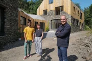 V.l.: Rob, Ruth und Kevin McCloud  Die Verwendung des sendungsbezogenen Materials ist nur mit dem Hinweis und Verlinkung auf RTL+ gestattet.