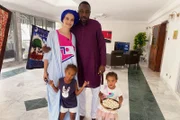 Hin und weg Schweizer Liebesgeschichten aus aller Welt Staffel 8 Folge 4 Noemi und Serge mit den beiden Töchtern Nora und Yene in Senegal.