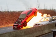 Die Verfolgungsjagd endet im Chaos und der Wagen von Semir und Paul gerät in Brand...