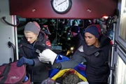 Sylvie Brett (Kara Killmer, l.), Gabriela Dawson (Monica Raymund)