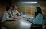 Nancy Liu (Julia Strowski, r.) hat ein ernstes Problem mit ihrem Handgelenk, und Johanna (Katharina Stemberger, l.) und Ben (Daniel Gawlowski, 2.v.l.) müssen sich die Frage stellen, ob Báthory sie nicht deswegen ersetzen wollte.