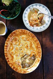 Hühner-Pie mit Kalbshackbällchen.