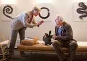 Urban Fuchs (Peter Bongartz, r.) schleppt Hase Klausmann wegen Burnout zu Dr. Axel Dopfer (Hans Piesbergen, l.), dem Psychiater der Toten.