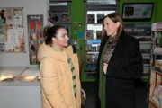 Emily (Anne Menden, l.) dankt Katrin (Ulrike Frank) aufrichtig, dass sie auf Kate eingewirkt hat.
