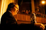 Golda Meir (Delia Mayer) bittet in den USA um Spenden für den zukünftigen jüdischen Staat Israel.