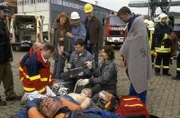 Thomas (Ulrich Bähnk, 3.v.r.) und Ilona (Julia Heinemann, 2.v.r.) kämpfen um das Leben der Verletzten, die bei einer schweren Verpuffung auf der Reparaturwerft verunglückt sind.