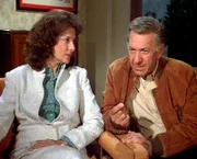 Quincy (Jack Klugman) und Dr. Alicia Rainer (Dixie Carter) suchen nach der gleichen Leiche.