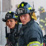 Lucy Donato (Arielle Kebbel, l.); Evan "Buck" Buckley (Oliver Stark, r.)