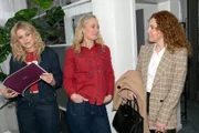 Maren (Eva Mona Rodekirchen, M.) ist mit ihrer momentanen Situation zufrieden. Links Alicia (Josefin Bressel), rechts Nina (Maria Wedig)