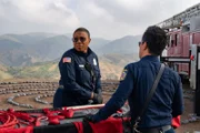 Henrietta "Hen" Wilson (Aisha Hinds, l.); Howie "Chimney" Han (Kenneth Choi, r.)