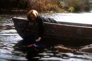 Scully (Gillian Anderson, r.) versucht, ihren Kontaktmann Cobra (Timothy Landfield, l.) aus dem Wasser zu fischen.