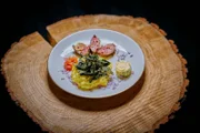Hauptspeise: Mangfalltaler Rehrücken mit Brennnesselchrunch auf Kartoffelbett.