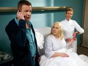 Volker Jäger (Klaus Lehmann, links) ist in der Sachsenklinik, um nach seiner Frau Birgit (Bettina Kupfer) zu sehen, doch wieder hat er keine Zeit. Da Birgit noch in der Klinik bleiben muss, erinnert sie Volker, dass er die eigenen Kinder abholen muss. Volker scheint ihr nicht einmal zuzuhören, er hat schon seine nächsten Termine im Kopf und sein Telefon klingelt. Oberschwester Ingrid (Jutta Kammann, rechts) beobachtet die beiden skeptisch.