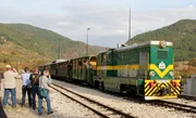 Die Dampflok streikt, also springt die grün-gelbe Diesellok 740-101 ein. Die Dampflok streikt, also springt die grün-gelbe Diesellok 740-101 ein.