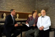 Ben (Hakim Michael Meziani, M. mit Rolf Nagel, r.) und Torben (Joachim Kretzer, l.) beobachten fassungslos, wie ihre Frauen unversöhnt auseinandergehen.