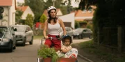 Mari (Maryam Zaree) nutzt ihre neu gewonnene Freizeit voll aus, doch auf dem Weg vom Einkaufen zurück stellt sie mit Erschrecken fest, dass die Situation zu Hause eskaliert.