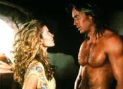 Hercules und seine Frau Deianeira haben die junge Frau Iole aufgenommen. Sie bittet Hercules um Hilfe für ihr Dorf, in dem sich ein Loch zur Unterwelt aufgetan hat...