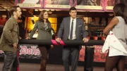 Nach dem Mord an einem Vereinsmitglied eines Rollschuh-Rodeo-Vereins fühlen Brennan (Emily Deschanel) und Booth (David Boreanaz) dem Trainer Nick Bennett (Brad Carter, l.) und dem Vereinsmitglied Emily Kickinson (Sydelle Noel, r.) auf den Zahn.