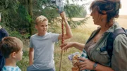 Karin weiß alles über die Pflanzen. Aaron hört interessiert zu.