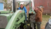 Trödelexperte Otto Schulte mit Detlef (re.) bei der Hofbegehung