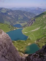 Der sogenannte "Drei-Seen-Blick". Von der Lachenspitze, die rund 1000 Meter über dem Vilsalpsee liegt, kann man über die Lache und den Traualpsee hinunter zum Vilsalpsee blicken. Der sogenannte "Drei-Seen-Blick". Von der Lachenspitze, die rund 1000 Meter über dem Vilsalpsee liegt, kann man über die Lache und den Traualpsee hinunter zum Vilsalpsee blicken.