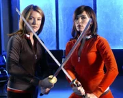 "Scrubs - Die Anfänger", "Meine Hexe." J.D. hat sich auf eine Affäre mit Neena eingelassen, die ihn zum Spielball ihrer Gefühle macht. Als Neena im Auftrag eines Hypochonders Turk wegen eines Kunstfehlers verklagt, ringt sich J.D. endlich dazu durch, sie zu verlassen. Für diesen Schritt benötigt er Unterstützung. Niemand scheint besser geeignet als Dr. Cox' dämonische Frau Jordan, um Neena die Stirn zu bieten.Im Bild (v.li.): Christa Miller (Jordan Sullivan), Julianna Margulies (Neena Broderick).