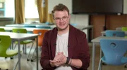 100 katholische Gläubige wagten in einer ARD-Dokumentation ihr Coming Out. Wie ist es den Menschen, die sich als nicht heterosexuell definieren, seitdem ergangen? Hat sich ihre Situation verbessert? Oder sind sie weiter Diskriminierungen und Benachteiligungen ausgesetzt? Der Film zeigt, wo die katholische Kirche sich bewegt hat – und wo nicht. - Theo Schenkel war in der ARD-Doku "Wie Gott uns schuf" im Januar noch Referendar, jetzt arbeitet er als Religionslehrer in Baden-Württemberg.