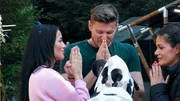 v.li.: Paulina, Tommy, Dilara und Roaya beten zum CoupleChallenge-Gott