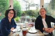 Schriftstellerin Ildikó von Kürthy frühstückt mit Pierre M. Krause in ihrer Küche in Hamburg.