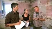 Zusammen mit Bauleiter Wolfgang (re.) planen Eva und Daniel die Bau- und Renovierungsmaßnahmen.