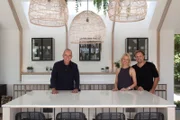 V.l.: Kevin McCloud, Nina und Dan